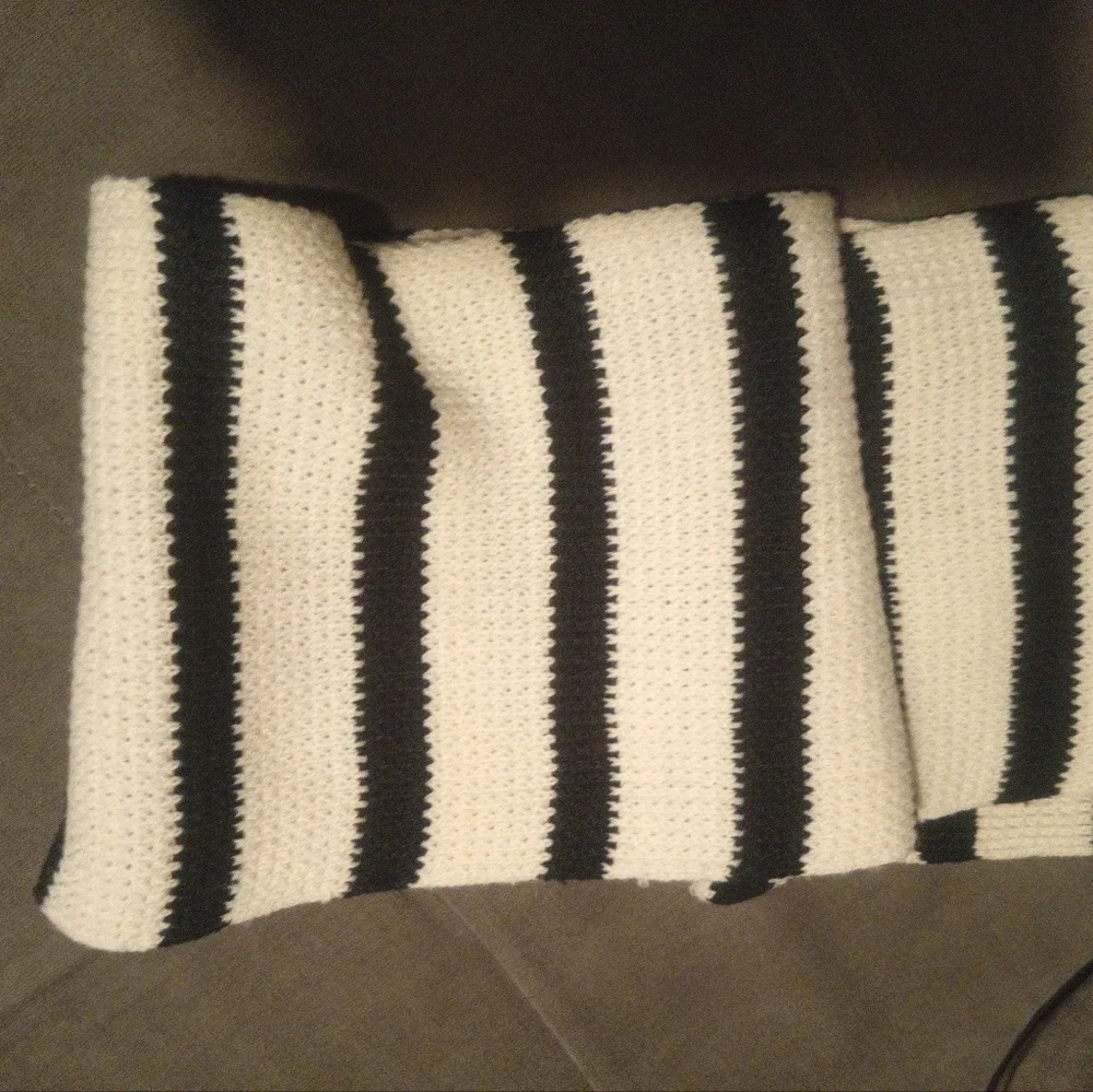 Classic GAP Black and Cream Striped Knit Scarfx